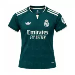 Bolalar uchun Real Madrid 2026/27 yilgi safar formasi — изображение 2